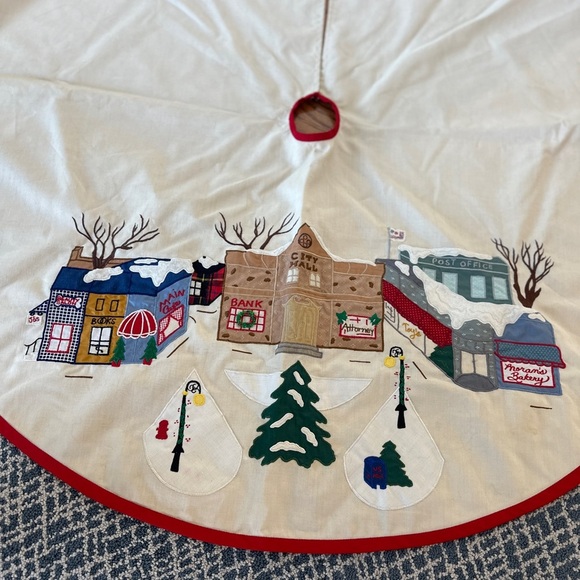 Vintage Christmas Tree Skirt – Downtown Scene Motif – 43” - Picture 3 of 3